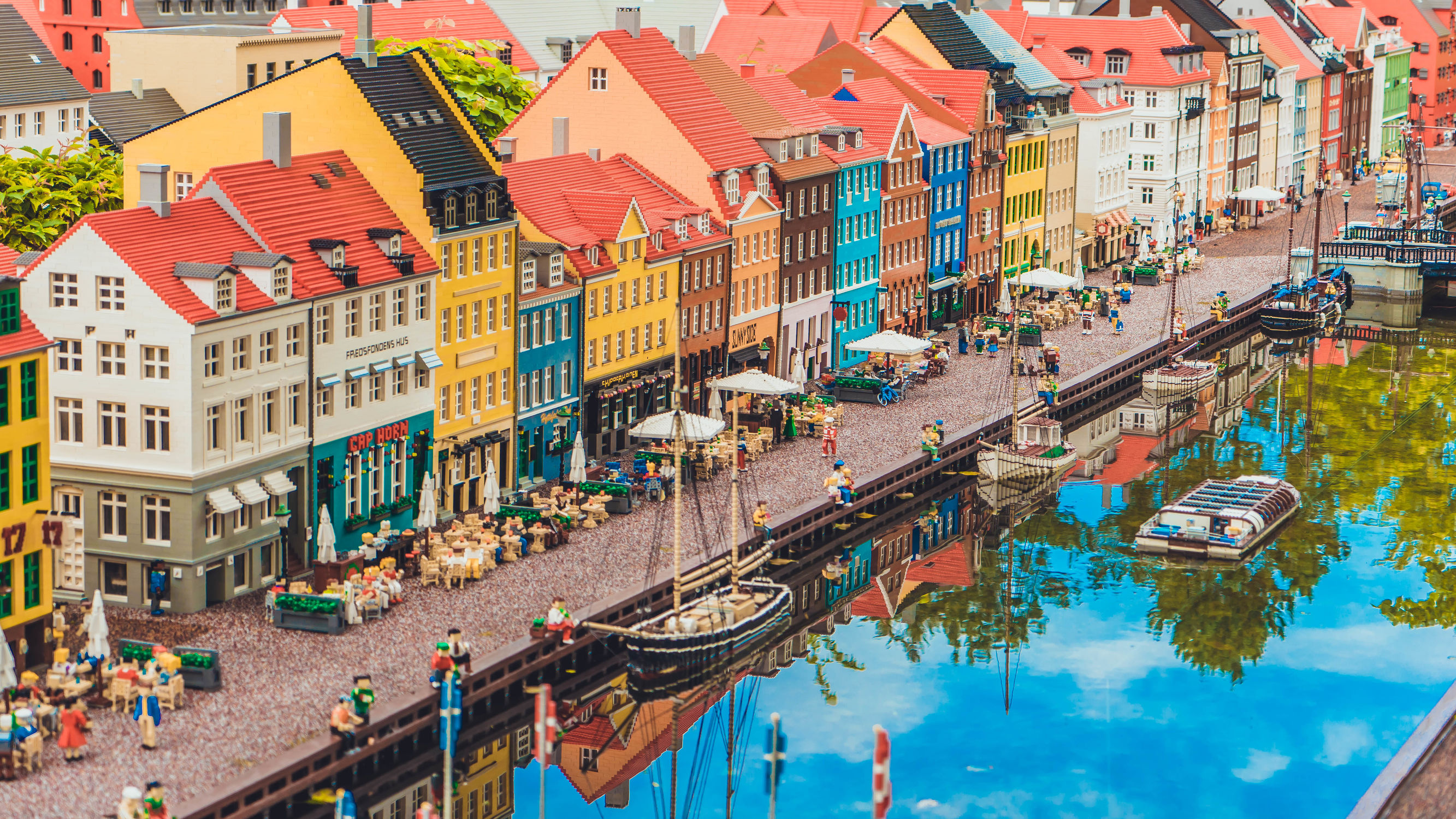 由8块积木拼成的小积木,超级巨型大的游乐场搭建