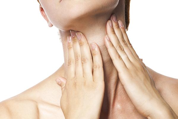 喉咙里经常咳嗽出结石怎么改善,嗓子痒是不是嗓子有结石