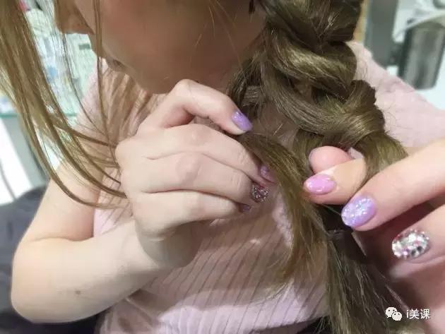 冰雪女王侧马尾编发教程从左到右,侧编发加后方鱼骨辫优雅盘发