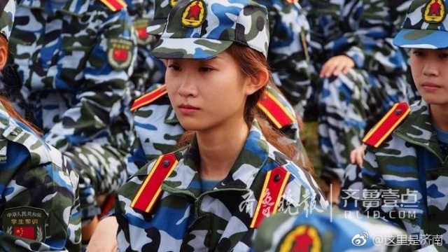 日头高高挂军训的姑娘晒黑啦