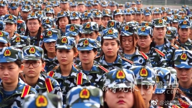 日头高高挂军训的姑娘晒黑啦