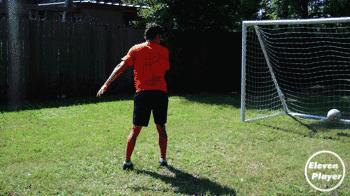 如何踢出一脚完美的侧身凌空抽射,足球射门动作的上半身正确姿势