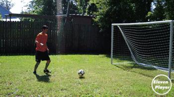 如何踢出一脚完美的侧身凌空抽射,足球射门动作的上半身正确姿势