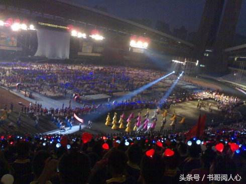 大学生们都在关注阿里巴巴的周年晚会，只有他注意到了墙角的父亲