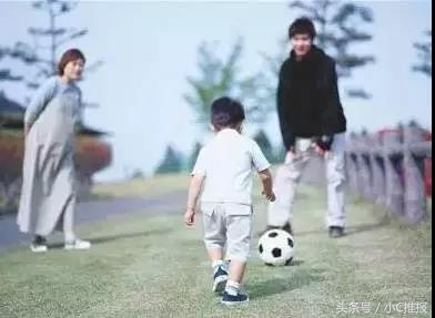作为家长，应该如何正确引导孩子对足球的兴趣呢？