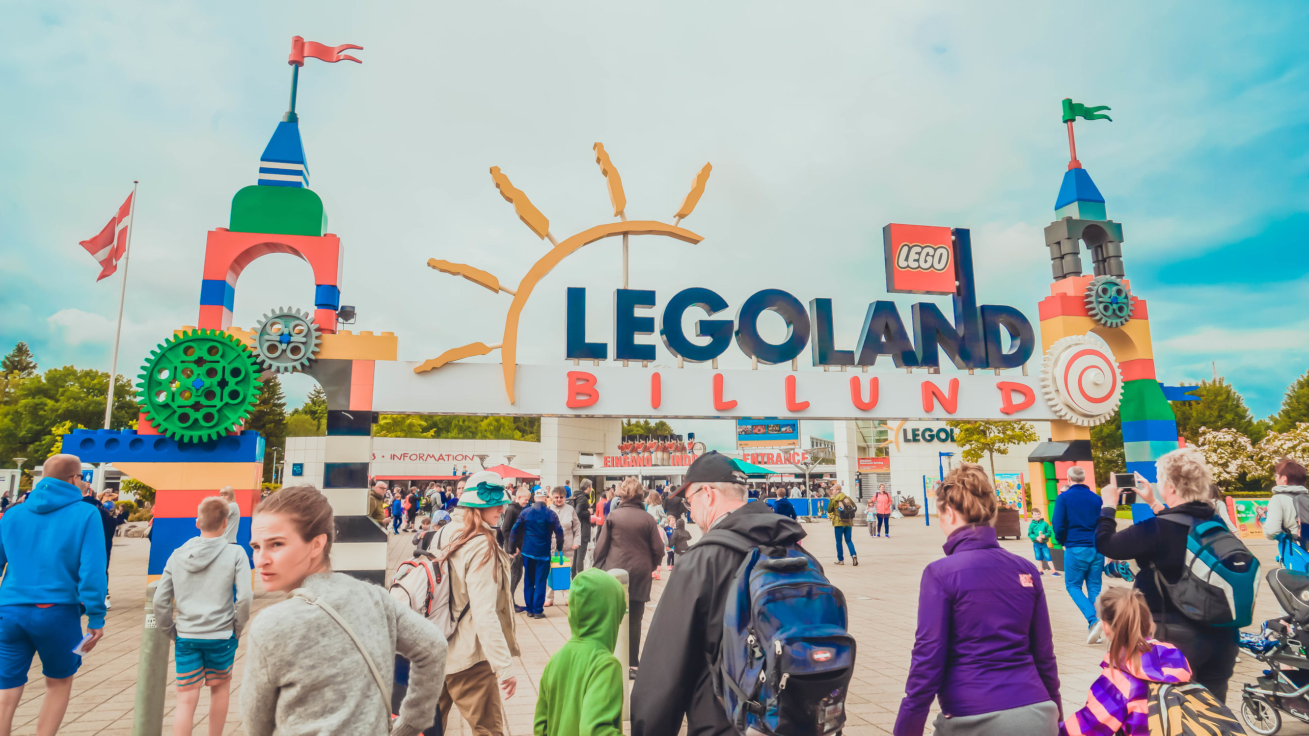 由8块积木拼成的小积木,超级巨型大的游乐场搭建