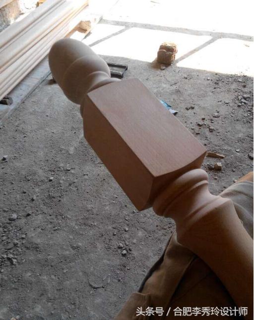 退休在家的工匠老爸帮我安装楼梯扶手，上完红漆我愣了！手艺逆天