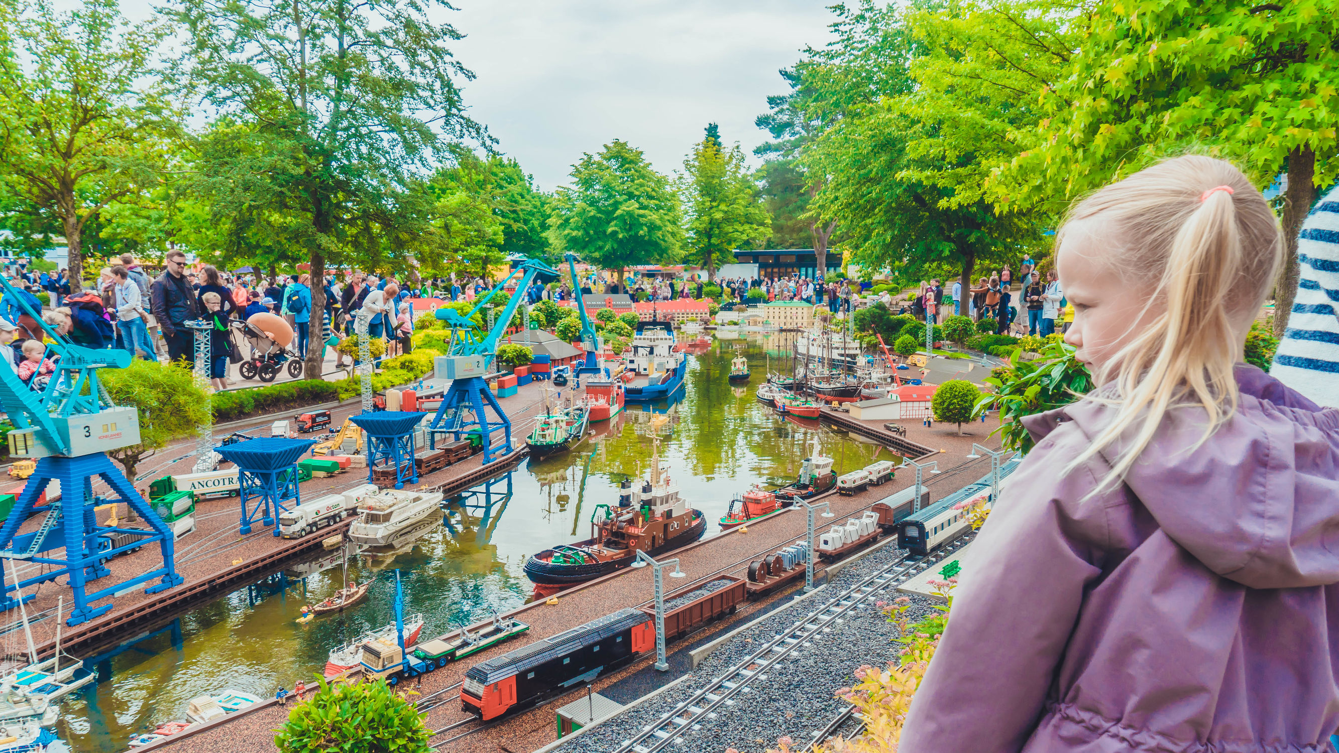 由8块积木拼成的小积木,超级巨型大的游乐场搭建