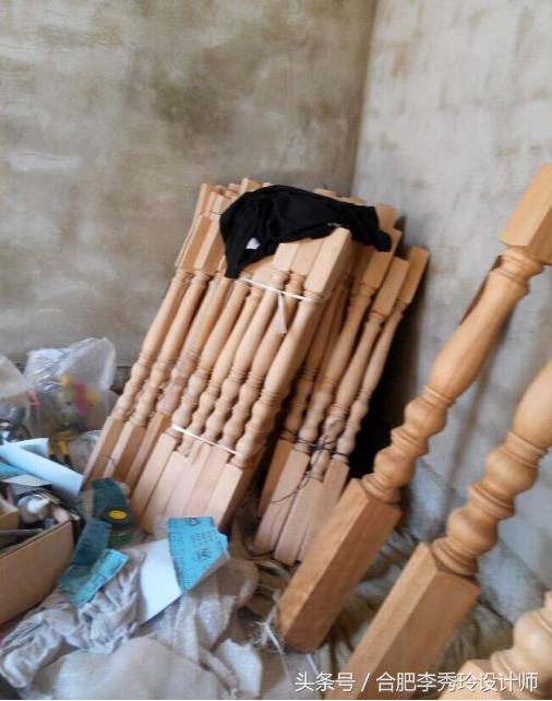 退休在家的工匠老爸帮我安装楼梯扶手，上完红漆我愣了！手艺逆天