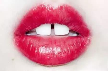 俗话说牙缝大会漏财,两边牙缝大漏财还是进财