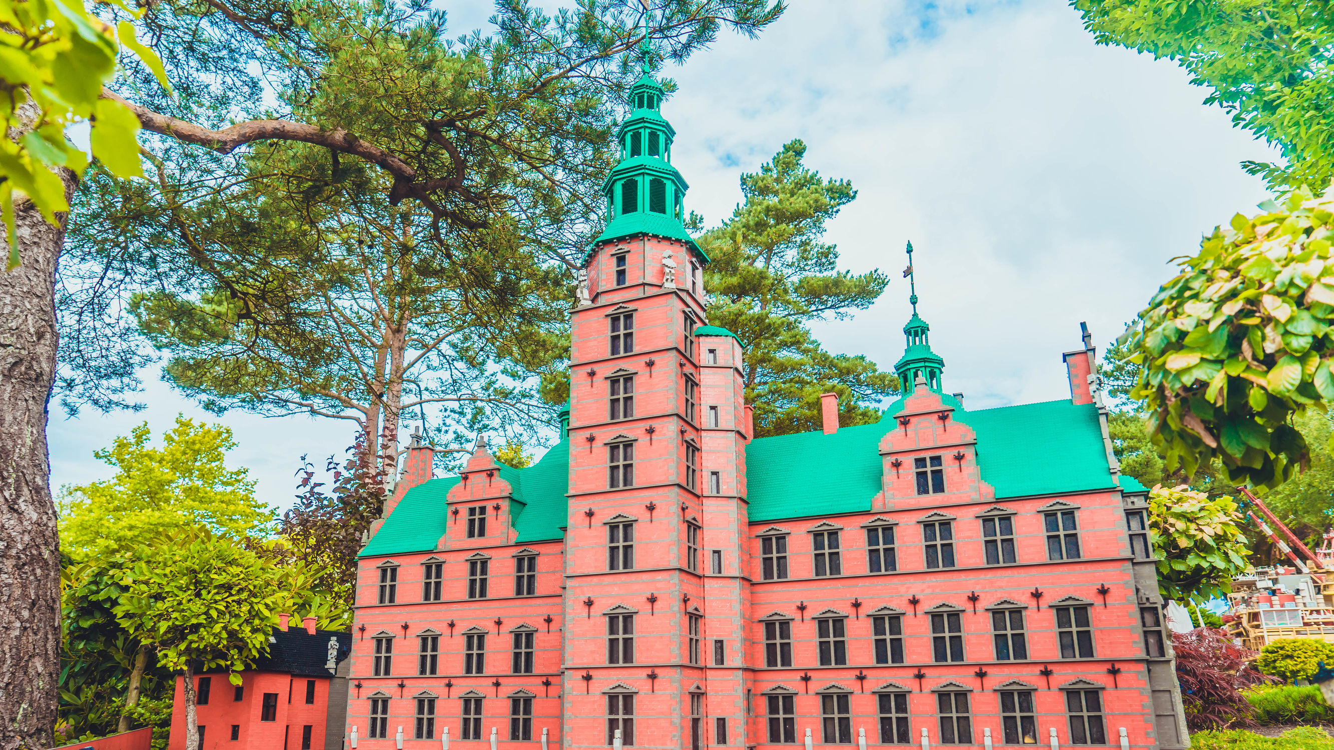 由8块积木拼成的小积木,超级巨型大的游乐场搭建