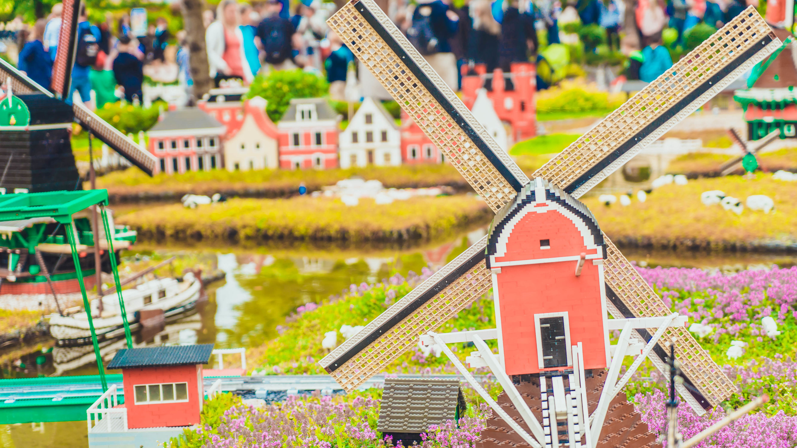 由8块积木拼成的小积木,超级巨型大的游乐场搭建