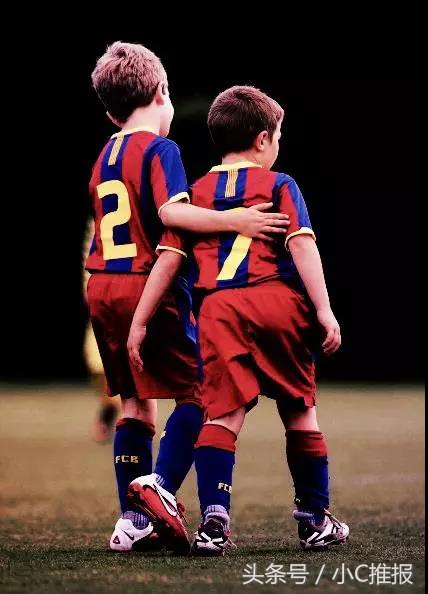作为家长，应该如何正确引导孩子对足球的兴趣呢？