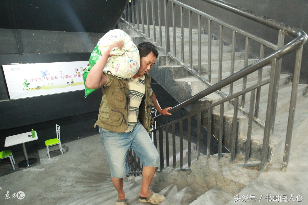 大学生们都在关注阿里巴巴的周年晚会，只有他注意到了墙角的父亲