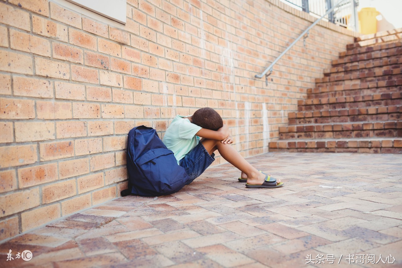 大学生们都在关注阿里巴巴的周年晚会，只有他注意到了墙角的父亲