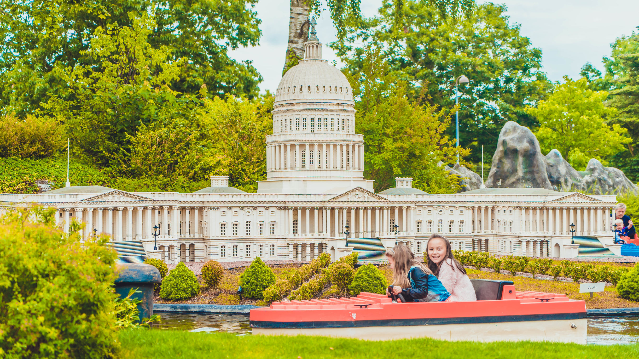 由8块积木拼成的小积木,超级巨型大的游乐场搭建