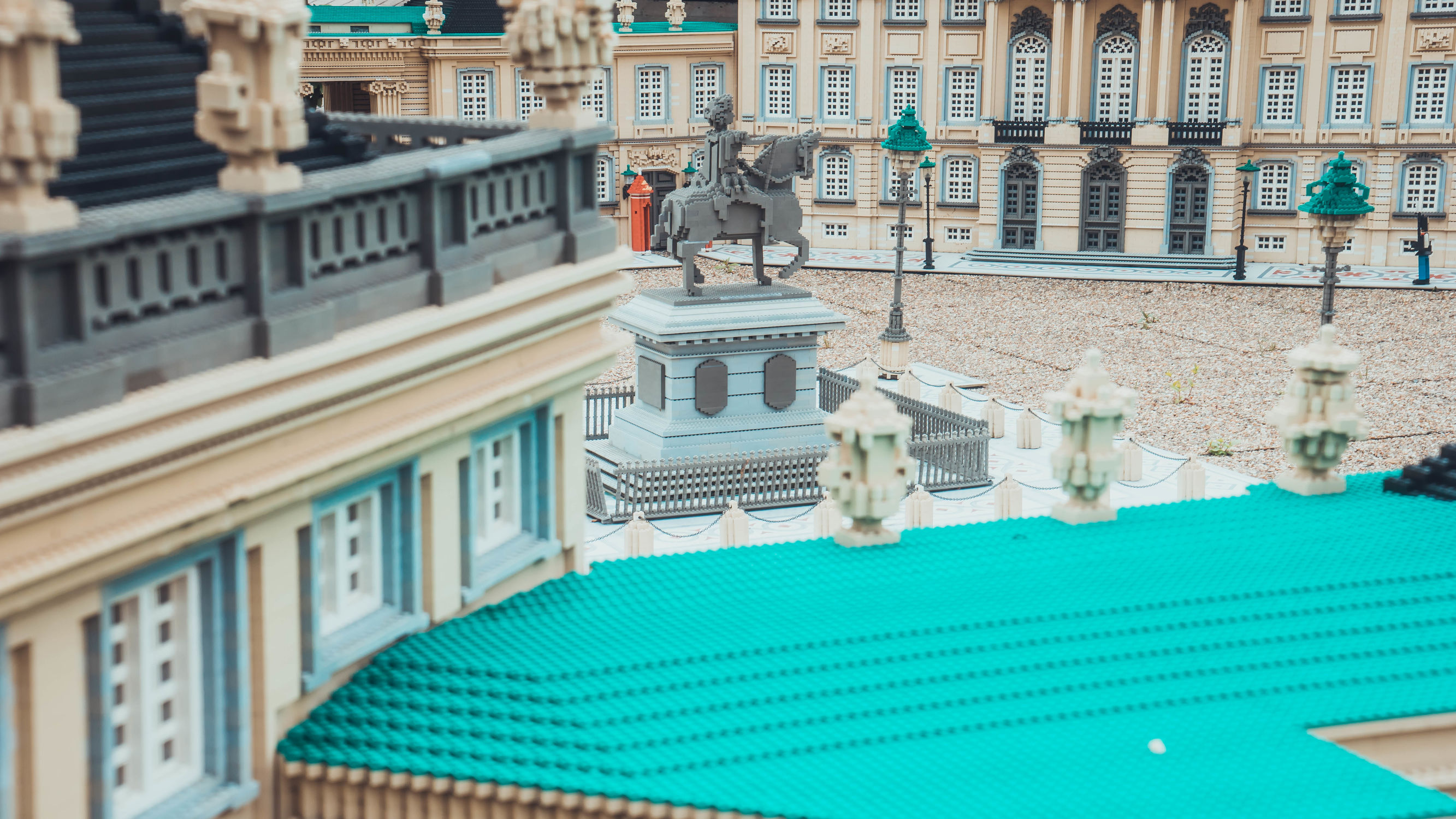 由8块积木拼成的小积木,超级巨型大的游乐场搭建