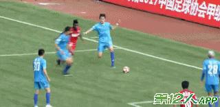 足球裁判假球瞬间,裁判吹球假球