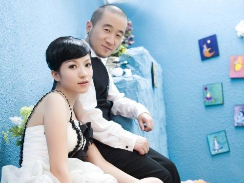 爹是老戏骨，他是捧不红的星二代，身高不足一米七，娶小16岁娇妻