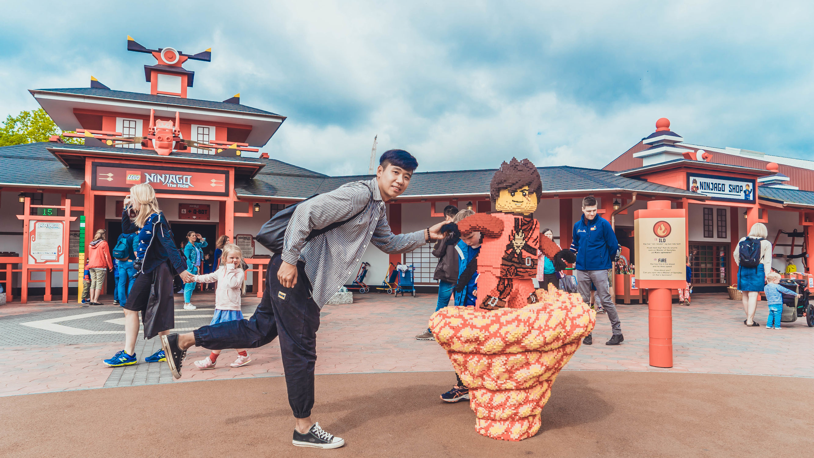 由8块积木拼成的小积木,超级巨型大的游乐场搭建