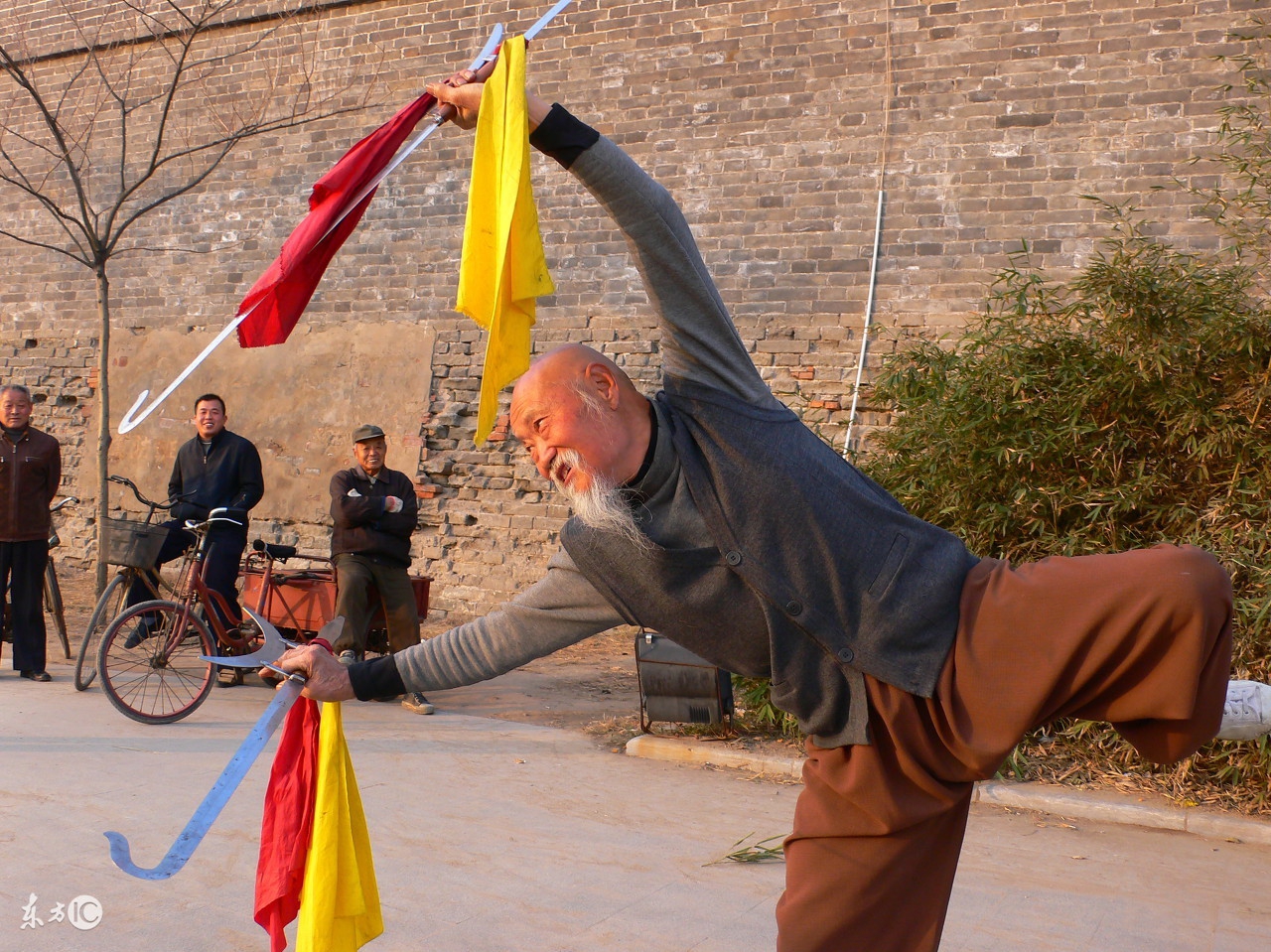 古代兵器虎挠双钩值多少钱,中国武术双钩教学视频