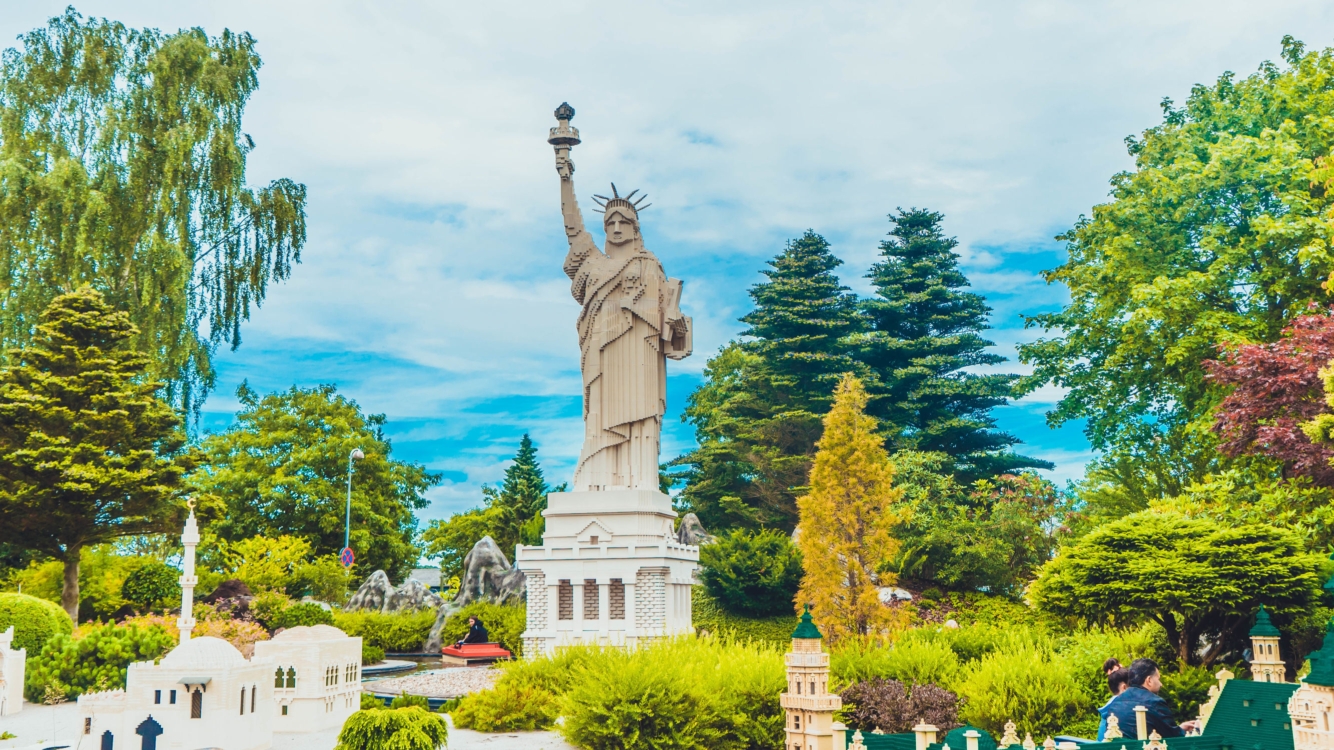 由8块积木拼成的小积木,超级巨型大的游乐场搭建