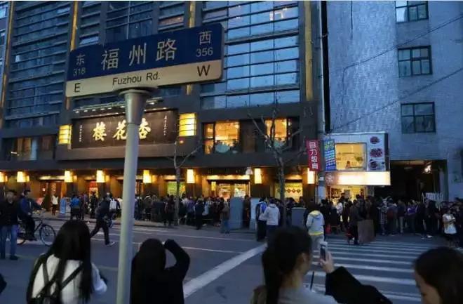 这年头店门口不站点黄牛，好意思说自己是网红？