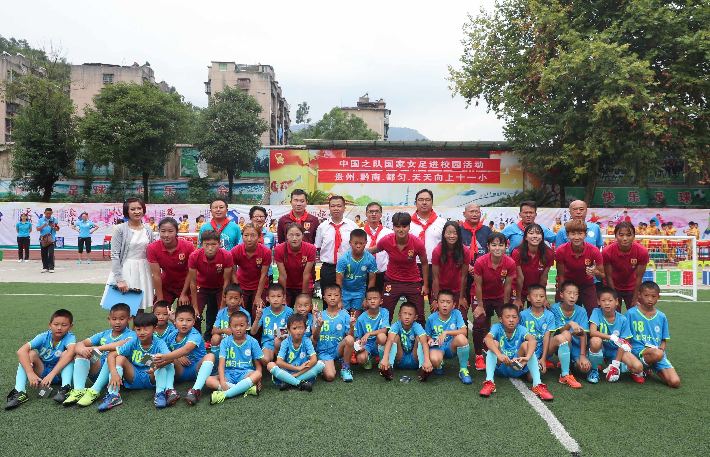 暖心·中国之队｜播种希望！U19女足小花走进都匀十一小学