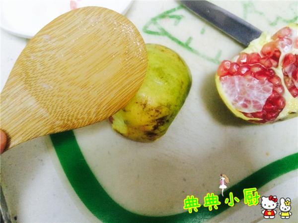 学会这招教你快速剥出完整石榴,石榴如何剥可以粒粒分明