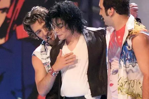 迈克尔杰克逊从黑到白全部过程,迈克尔杰克逊最后一次登场完整版