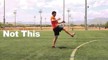 足球远射教学弧线球,足球底线小技巧