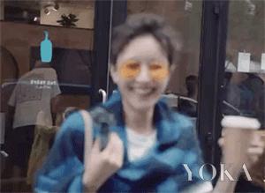 在路边拍照怎么摆姿势好看蹲着,在路边拍扭腰视频