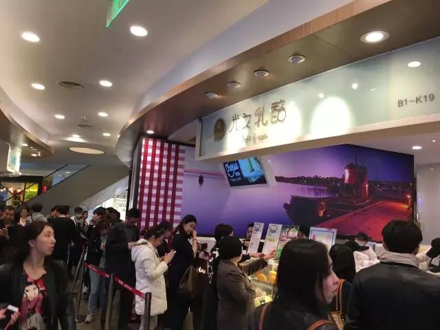 这年头店门口不站点黄牛，好意思说自己是网红？