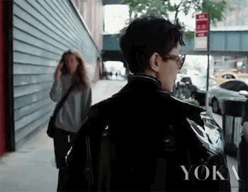 在路边拍照怎么摆姿势好看蹲着,在路边拍扭腰视频