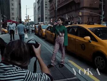 在路边拍照怎么摆姿势好看蹲着,在路边拍扭腰视频