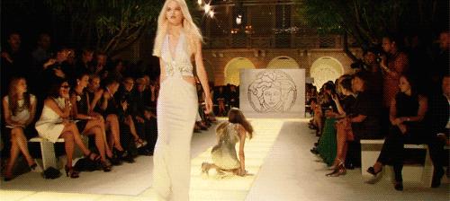 平时崴脚的处理方式,以前崴脚后平地崴脚