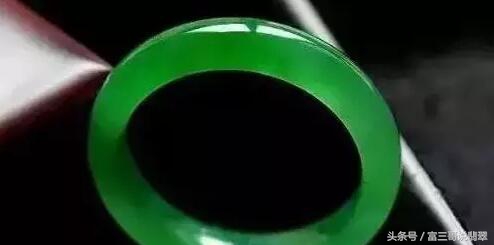 最牛赌石一夜暴富130万,赌石现场一刀赚18个亿帝王绿