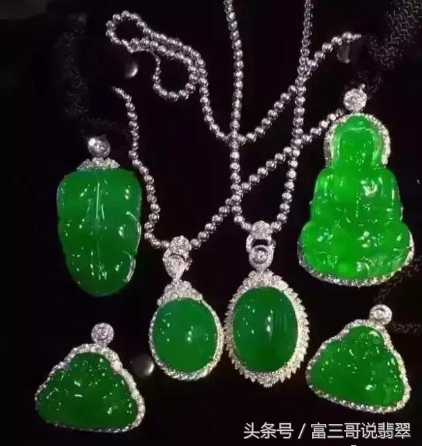 最牛赌石一夜暴富130万,赌石现场一刀赚18个亿帝王绿