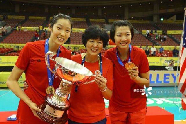 郎平豪夺第7冠，给朱婷开小灶，遥控指挥，病床还研究比赛录像