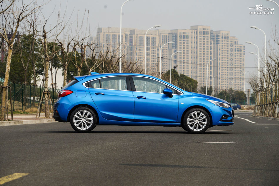 试驾雪佛兰科鲁兹两厢版,科鲁兹两厢顶配掀背1.6t小钢炮