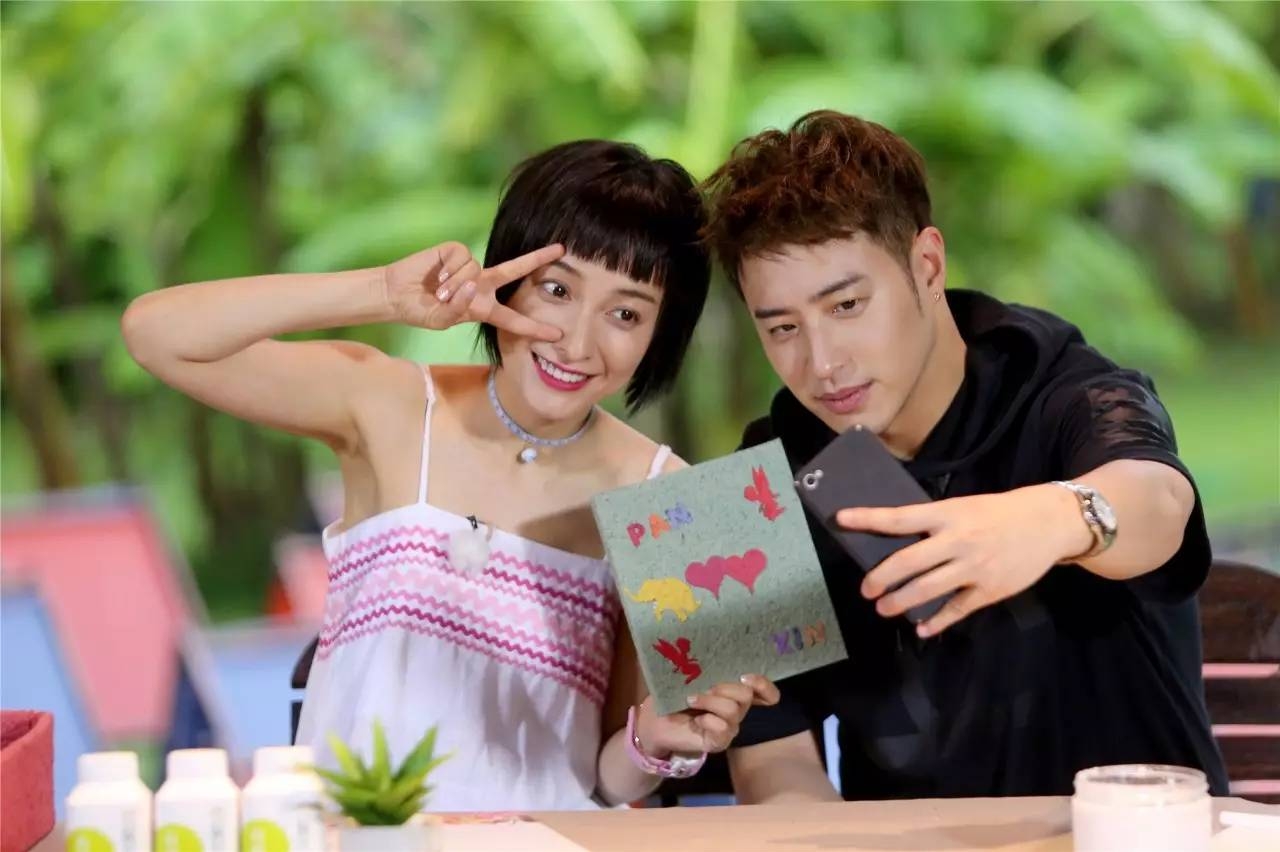 吴昕对潘玮柏动心了吗,潘玮柏吴昕一起唱歌吴昕不断跑调