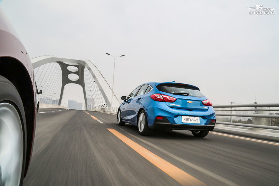 试驾雪佛兰科鲁兹两厢版,科鲁兹两厢顶配掀背1.6t小钢炮