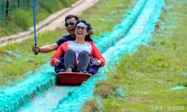 富顺建成全省规模最大的滑草场，走起！