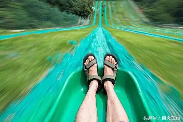 富顺建成全省规模最大的滑草场，走起！