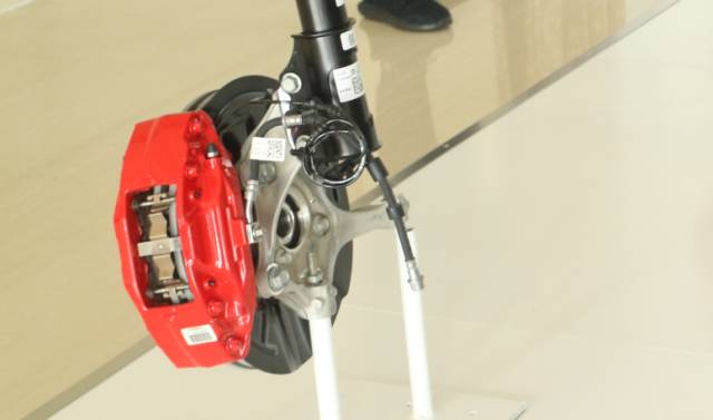 君威gs与标致508l底盘对比,新款君威gs底盘顶起来长什么样