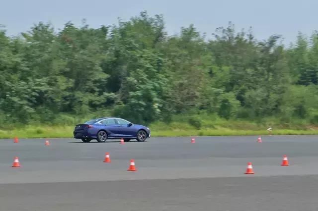 君威gs与标致508l底盘对比,新款君威gs底盘顶起来长什么样