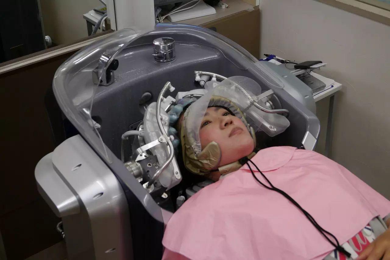 岛国研发让你躺在床上都能洗头的机器，满屏都是不可描述的画风！