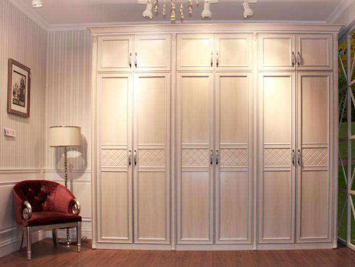 衣柜到底是刨花板好还是密度板好,为什么品牌衣柜定制都用颗粒板材