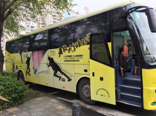 3月21日“世界睡眠日”深圳街头“睡觉巴士”引围观