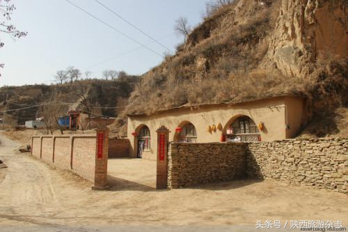 6个窑洞成*物文**吸引了很多人参观，许多年长的都落泪了，这是为啥
